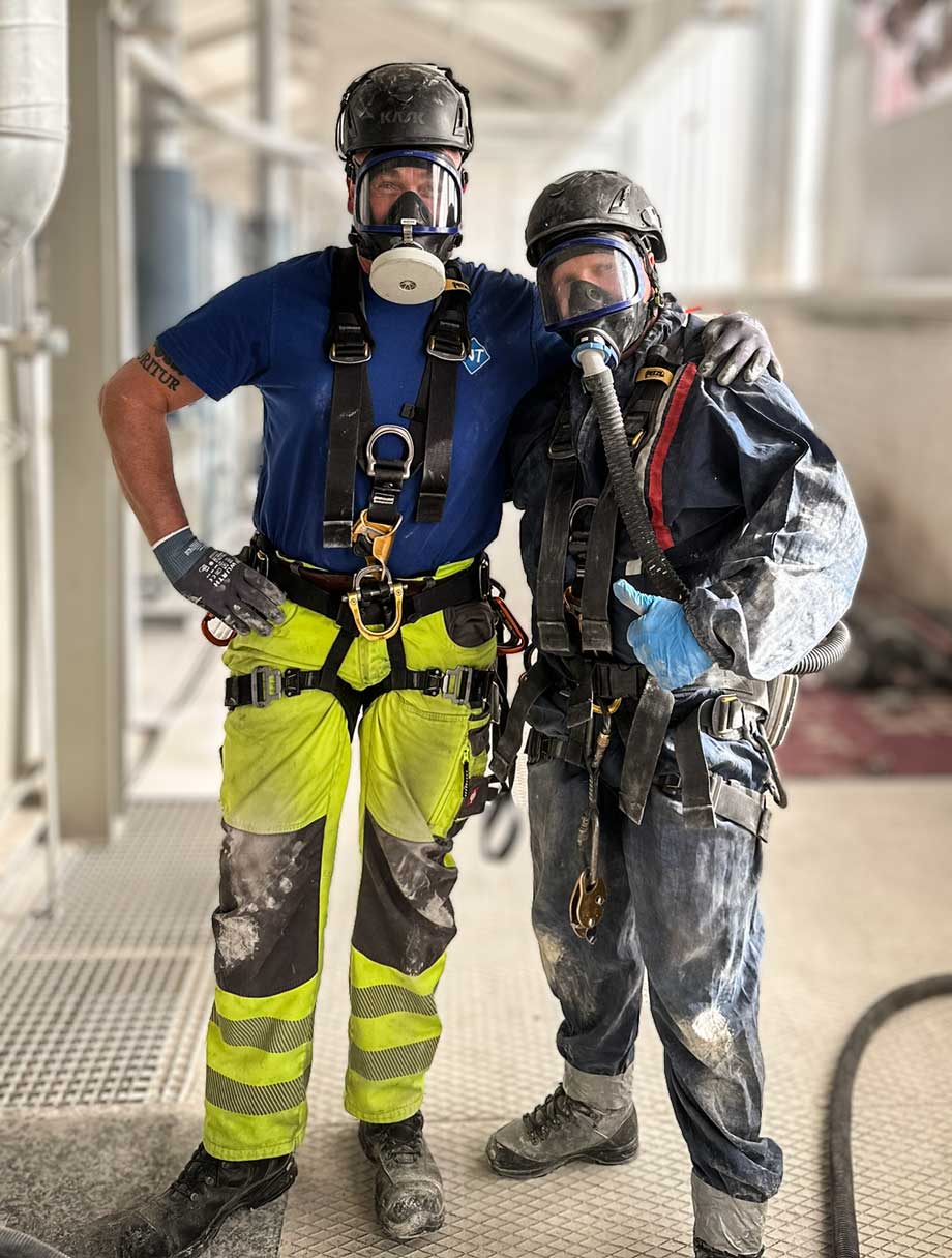 NT Service GmbH – Mitarbeiter in Vollschutz bei der industriellen Spezialreinigung