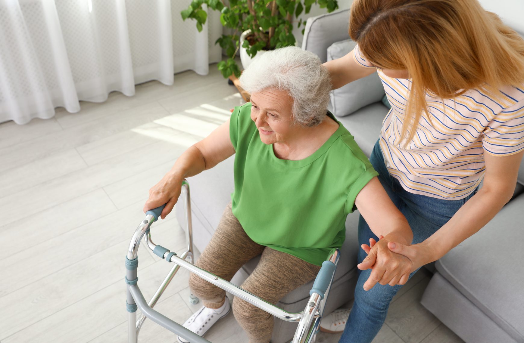 Vitabene – Betreuerin unterstützt Seniorin in der 24-Stunden-Betreuung